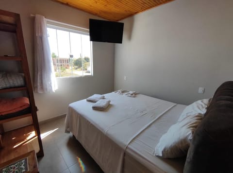 Bed, TV and multimedia, Photo of the whole room, Bedroom, towels