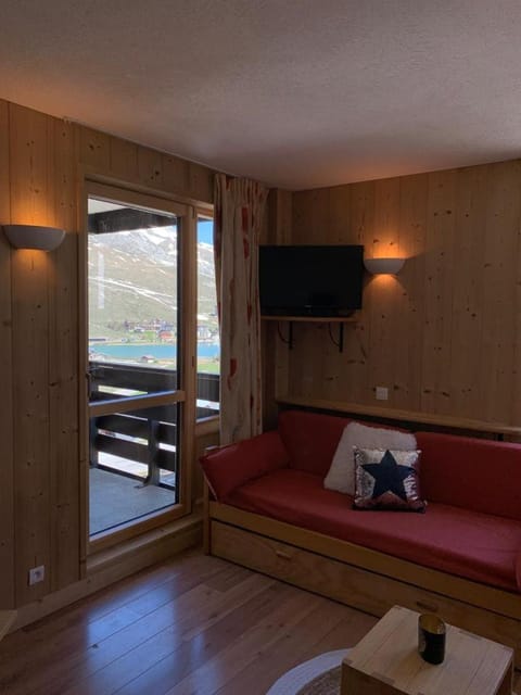 TV and multimedia, Living room, Lake view