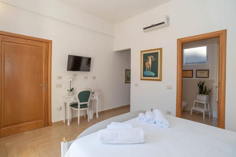 Bed, TV and multimedia, Photo of the whole room, Bedroom, towels, air conditioner