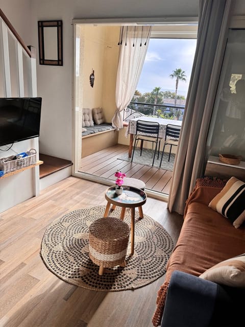 Patio, Communal lounge/ TV room, TV and multimedia, View (from property/room), Balcony/Terrace, Living room, Seating area, Dining area