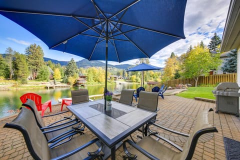 Expansive Waterfront Escape with Kayaks and SUPs! House in Sagle