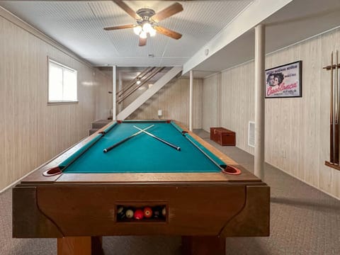 Billiard, Game Room