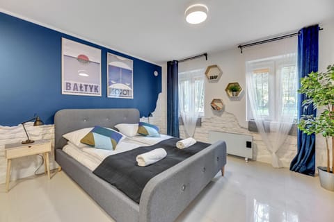 Bed, Photo of the whole room, Decorative detail, Seating area, Bedroom, Area and facilities, towels