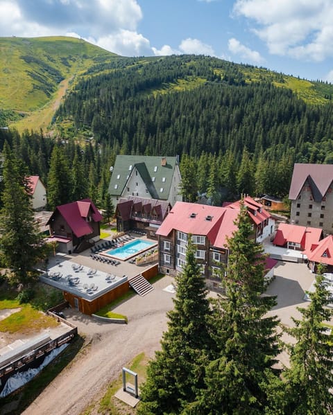 Property building, Neighbourhood, Natural landscape, Bird's eye view, Mountain view, Pool view, Street view, Swimming pool, Location
