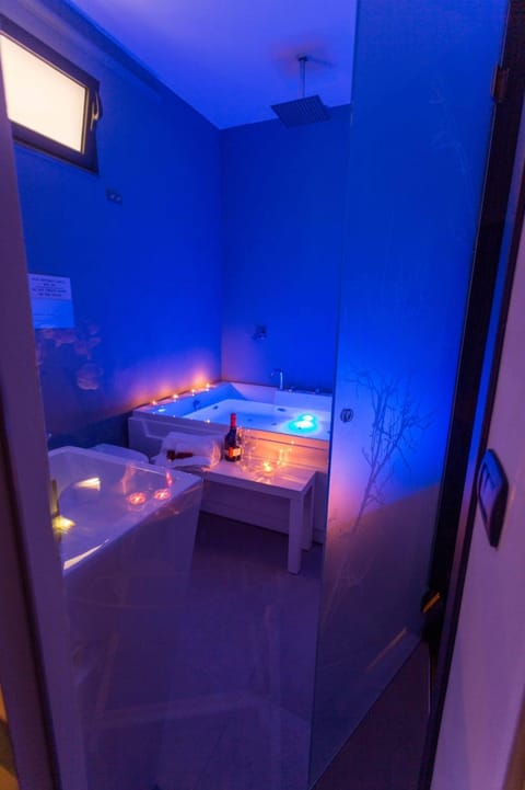Toilet, Hot Tub