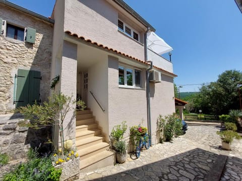 Patio, Facade/entrance