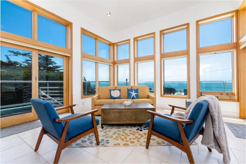 Luxury Beachfront Penthouse Walk to the Beach Restaurants Entertainment House in El Granada