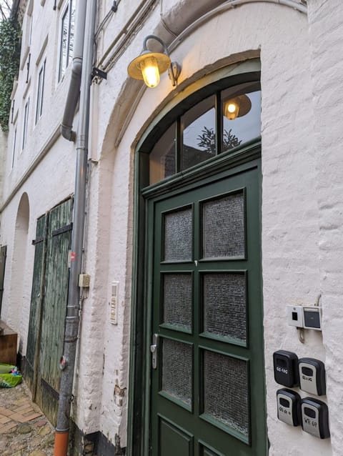 Facade/entrance, safe