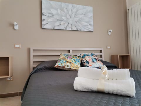 Bed, Photo of the whole room, Decorative detail, Bedroom