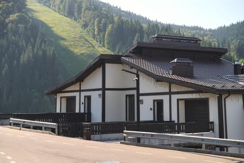 Property building, Facade/entrance, Mountain view, Parking