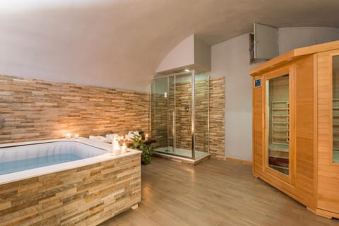 Hot Tub, Sauna, Spa and wellness centre/facilities