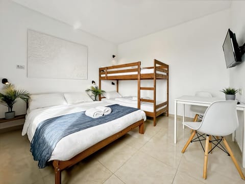 Bed, TV and multimedia, Photo of the whole room, Bedroom, towels