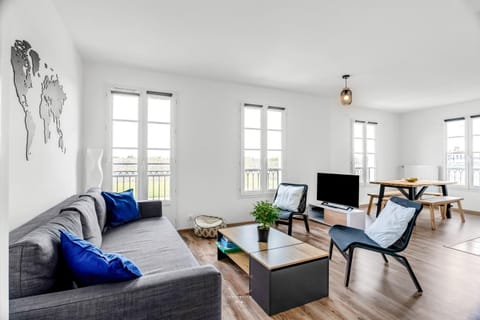 Communal lounge/ TV room, Living room