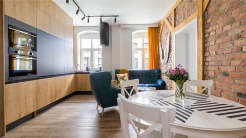 Kitchen or kitchenette, Living room, Seating area, Dining area