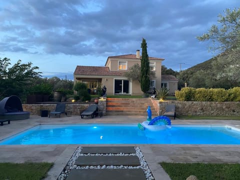 Très belle villa piscine jacuzzi grande propriété 10 pers Villa in Belgodère