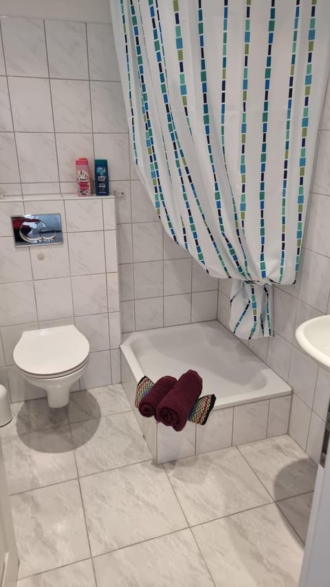 Shower, Toilet, Bathroom, towels