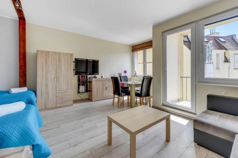 TV and multimedia, Balcony/Terrace, Living room, Photo of the whole room, Seating area, Dining area, Area and facilities, towels, wardrobe