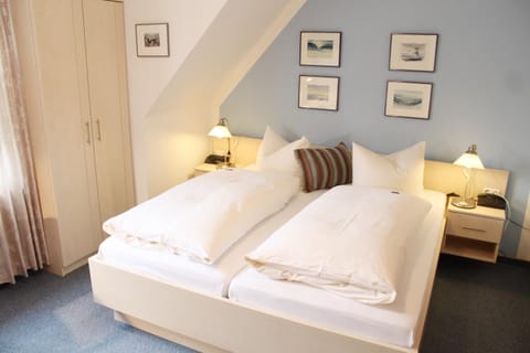Bed, Photo of the whole room, Decorative detail, Bedroom