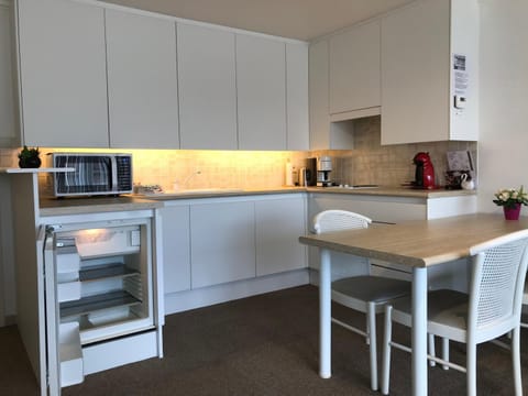 Coffee/tea facilities, Kitchen or kitchenette, Dining area