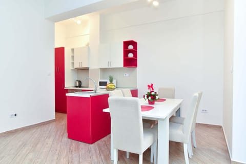 Kitchen or kitchenette, Dining area
