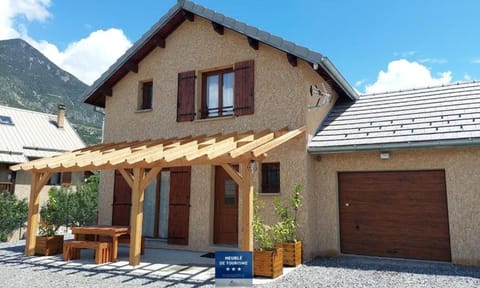 Le Pré Fleuri à Guillestre - Appartements neufs classés Meublés de Tourisme 3 étoiles - Parking privatif Apartment in Piedmont