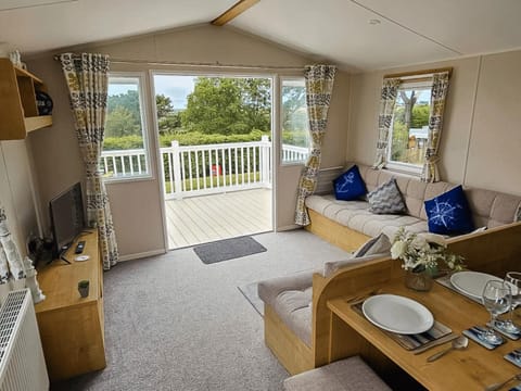 Communal lounge/ TV room, TV and multimedia, Balcony/Terrace, Living room, Seating area, Dining area