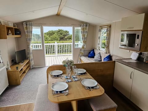 TV and multimedia, Seating area, Dining area, microwave, kitchen