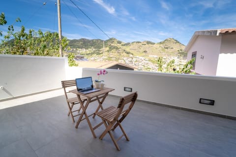 Balcony/Terrace, Mountain view