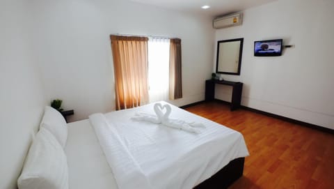 Property building, Communal lounge/ TV room, Bed, TV and multimedia, Photo of the whole room, Decorative detail, Bedroom