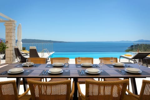 View (from property/room), Balcony/Terrace, Dining area, Pool view, Sea view