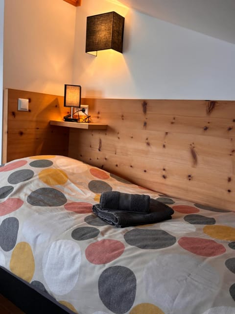 Bed, Bedroom, towels