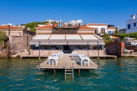 Property building, Restaurant/places to eat, Day, Sea view