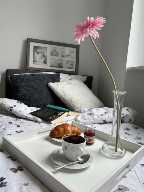 Bed, Photo of the whole room, Bedroom, Breakfast