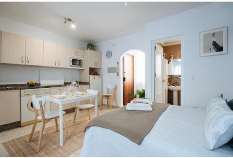 Bed, Kitchen or kitchenette, Living room, Photo of the whole room, Dining area, Bedroom