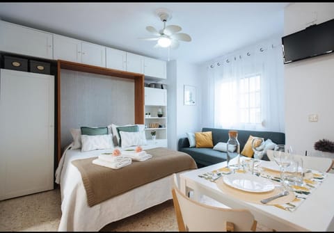 Bed, TV and multimedia, Photo of the whole room, Seating area, Bedroom