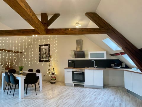 Kitchen or kitchenette, Dining area