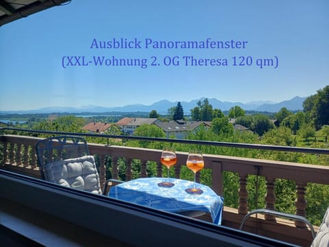 View (from property/room), Decorative detail, Lake view, Mountain view