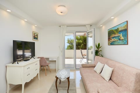 TV and multimedia, View (from property/room), Living room, Sea view, Family