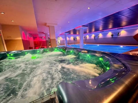 Hot Tub, Hot Tub, Spa and wellness centre/facilities, Pool view, Swimming pool, Swimming pool