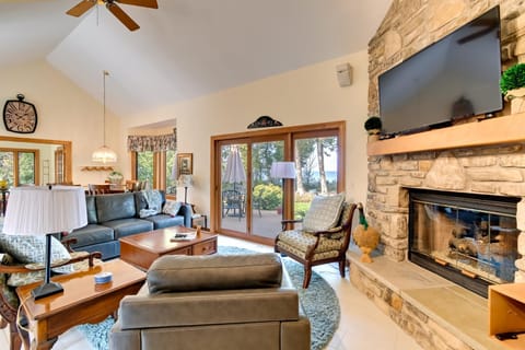 Sturgeon Bay Hideaway with Direct Water Access! House in Door County