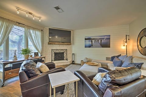 Modern Townhome with Patio, Next Door to Resort House in Horseshoe Bay