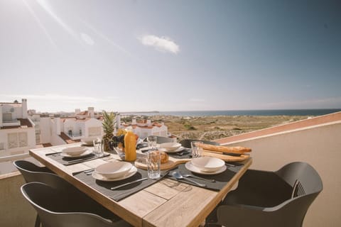 View (from property/room), Balcony/Terrace, Dining area, Sea view