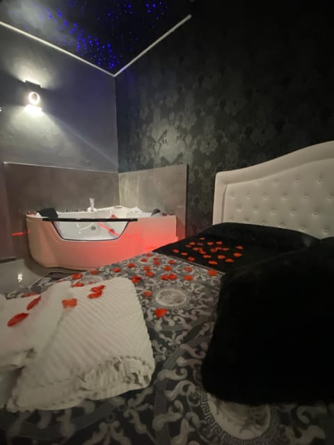 Hot Tub, Bedroom