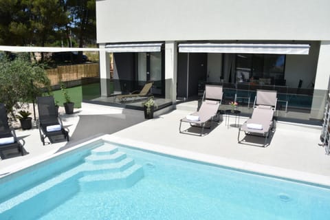 Swimming pool, sunbed