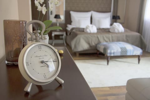 Bed, Food and drinks, Decorative detail, Drinks, Alcoholic drinks, Non alcoholic drinks
