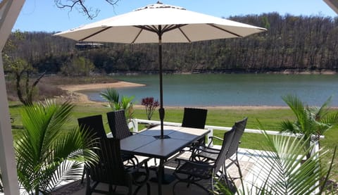 Lakehouse has Spectacular View plus Easy Access! Apartment in Arkansas