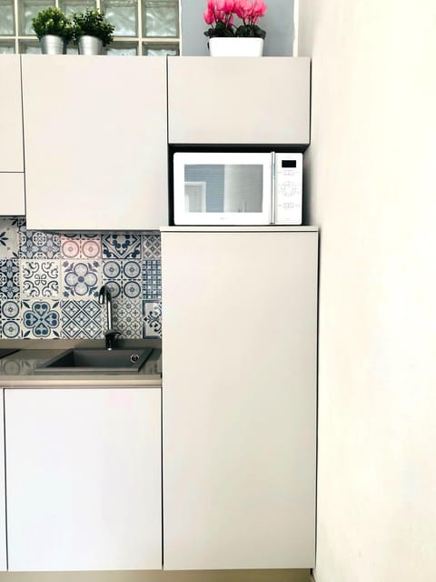 Kitchen or kitchenette, minibar