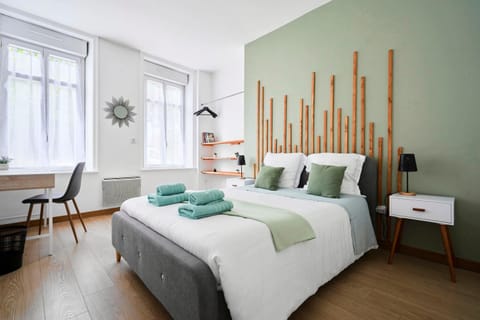 Bed, Photo of the whole room, Bedroom, towels