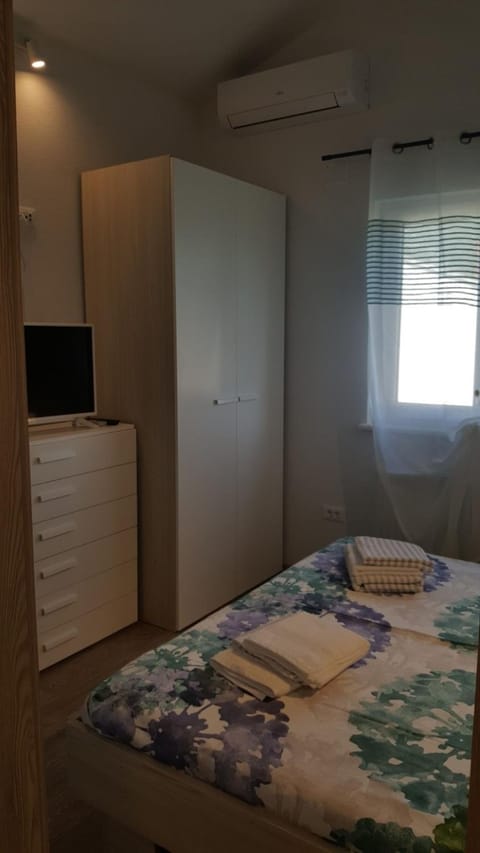 Bed, TV and multimedia, Bedroom
