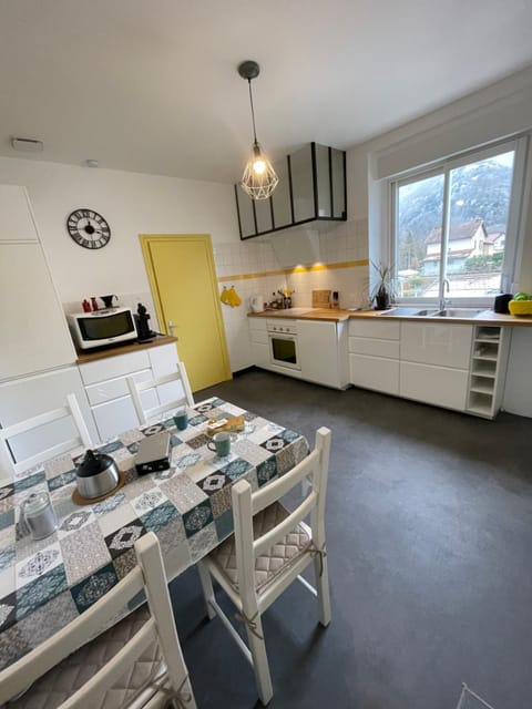 Kitchen or kitchenette, Dining area, minibar, pet friendly, stove